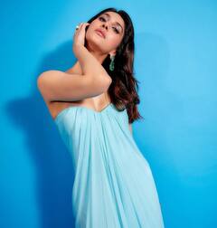 Vaani Kapoor Pics: वाणी कपूर ने अवॉर्ड फंक्शन में अपने हुस्न से गिराई बिजलियां, ऑफ शोल्डर गाउन में दिखा गजब का ग्लैमरस लुक