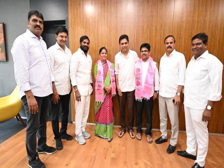 Hyderabad Munugode by poll congress leader palle ravikumar couple joined TRS DNN Munugode News : మునుగోడులో కాంగ్రెస్ కు భారీ షాక్, గులాబీ గూటికి పల్లె రవి కుమార్ గౌడ్ దంపతులు