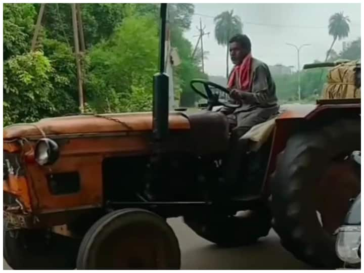 Man attached many vehicles behind his tractor desi jugad viral video on social media Video: चचा ने ट्रैक्टर को बना दिया बुलेट ट्रेन, देसी जुगाड़ देखकर चकरा जाएगा माथा