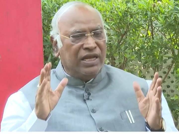 Would it be good for the Congress not to be the president of the Gandhi family Know Kharge's answer ਕੀ ਗਾਂਧੀ ਪਰਿਵਾਰ ਦਾ ਪ੍ਰਧਾਨ ਨਾ ਹੋਣਾ ਕਾਂਗਰਸ ਲਈ ਚੰਗਾ ਹੋਵੇਗਾ? ਜਾਣੋ ਖੜਗੇ ਦਾ ਜਵਾਬ