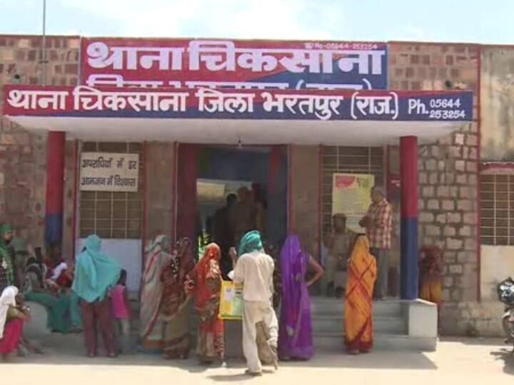 Bharatpur News: लड़की का दावा- पुलिस ने किया उत्पीड़न, सीएम गहलोत और सचिन पायटल को ट्विटर पर टैग कर लिखा- जान को है खतरा Bharatpur girl has tagged CM Ashok Gehlot and Sachin Pilot on Twitter ANN Bharatpur News: लड़की का दावा- पुलिस ने किया उत्पीड़न, सीएम गहलोत और सचिन पायटल को ट्विटर पर टैग कर लिखा- जान को है खतरा