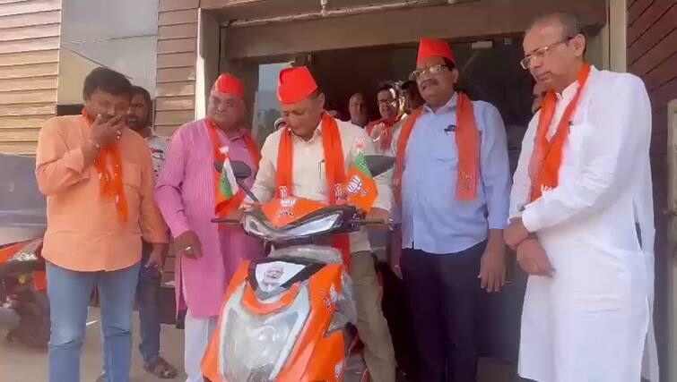 Gujarat Election : BJP start Digital campaign by e bike with LED TV in Gujarat Gujarat Election : ઇલેક્ટ્રિક બાઇક પર LED સ્ક્રીન મૂકી ભાજપનો પ્રચાર, શેરીએ શેરીએ ફરી લોકોને અપાશે સરકારની યોજનાની માહિતી