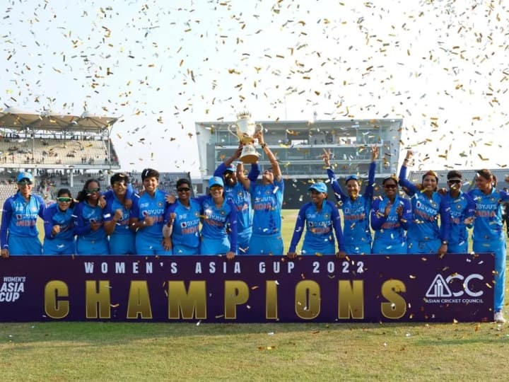 Asia Cup Final Indian players celebrate in a special way to win the Women's Asia Cup for the record 7th time Asia Cup Final Viral Video ਭਾਰਤੀ ਖਿਡਾਰੀਆਂ ਨੇ ਰਿਕਾਰਡ 7ਵੀਂ ਵਾਰ ਮਹਿਲਾ ਏਸ਼ੀਆ ਕੱਪ ਜਿੱਤਣ 'ਤੇ 'ਖਾਸ' ਤਰੀਕੇ ਨਾਲ ਮਨਾਇਆ ਜਸ਼ਨ, ਵੀਡੀਓ ਵਾਇਰਲ