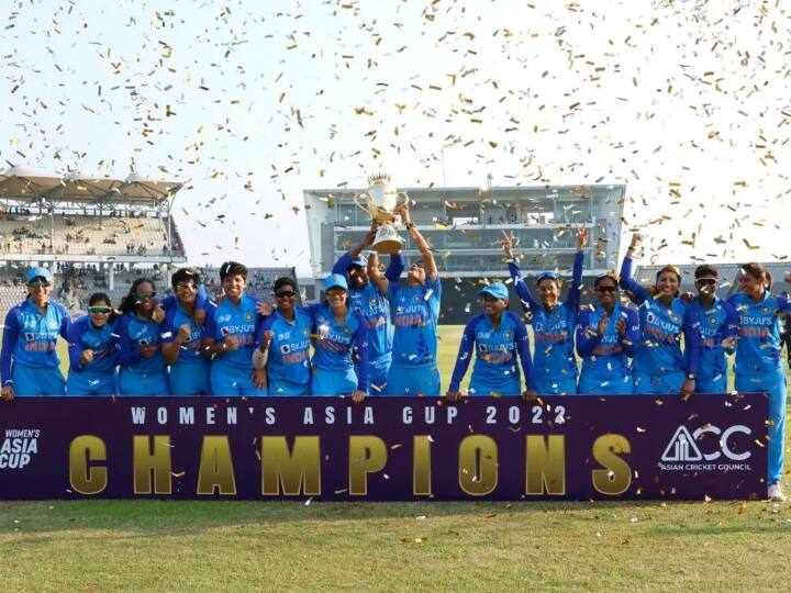 Indian players celebrated the victory in a special way after winning the Women's Asia Cup for the record 7th time goes viral on social media Watch: भारतीय खिलाड़ियों ने रिकार्ड 7वीं बार महिला एशिया कप जीतने का 'खास अंदाज' में मनाया जश्न, वीडियो वायरल