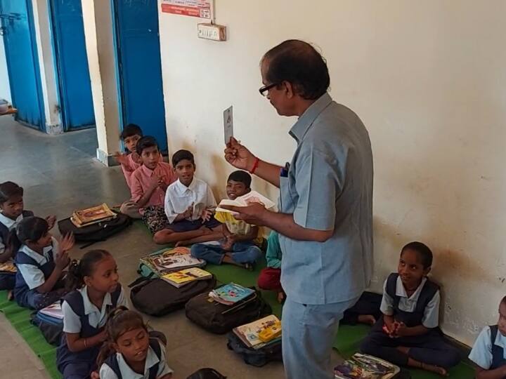 Jabalpur Madhya Pradesh government school teacher innovation walls of village primary level syllabus written ANN Jabalpur News: पूरे गांव को स्कूल बना देने वाले टीचर की कहानी जानकर आप भी करेंगे सैल्यूट, हर तरफ हो रही तारीफ