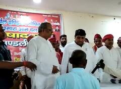 मऊ: पार्टी कार्यकर्ताओं पर भड़के कैबिनेट मंत्री संजय निषाद, गुस्से में माइक फेंक कर मारा