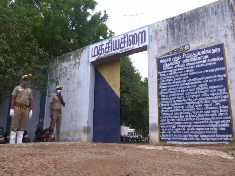 Nellai: Seizure of cell phone SIM card from prisoner cell in Palai Central Jail TNN பாளை மத்திய சிறையில் செல்போன், சிம்கார்டு பறிமுதல் - சிறைத்துறை வட்டாரத்தில் பரபரப்பு
