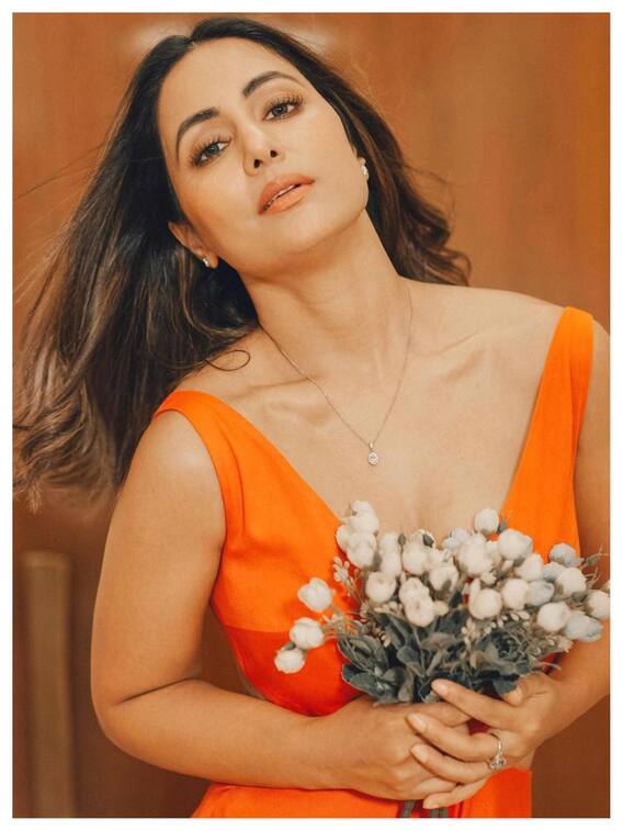 ऑरेंज डीपनेक ड्रेस में कहर ढातीं हिना खान