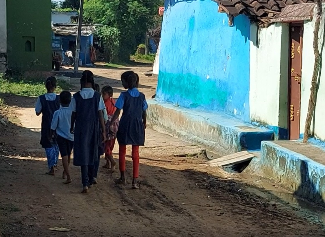 Jabalpur News: पूरे गांव को स्कूल बना देने वाले टीचर की कहानी जानकर आप भी करेंगे सैल्यूट, हर तरफ हो रही तारीफ