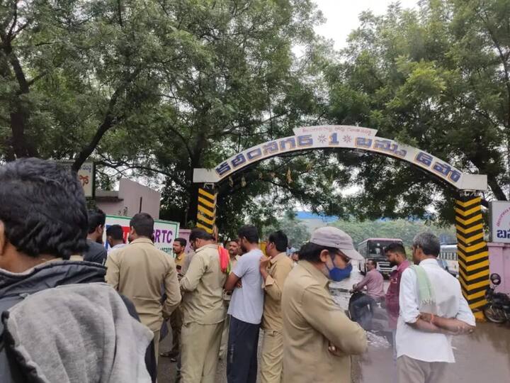 Karimnagar RTC Private Bus Drivers Protesting at RTC Depos In Karimnagar District Karimnagar RTC: డిపోల వద్ద డ్రైవర్ల ఆందోళన, కరీంనగర్ లో నిలిచిన ఆర్టీసీ సర్వీసులు -ప్రయాణం సాగేదెలా !