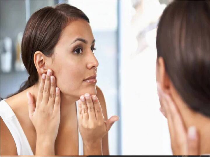 কিন্তু বহু সময়ই ত্বকের সমস্ত পরিচর্যা করলেও ত্বকে ময়শ্চারাইজার ব্যবহার করতে ভুলে যান। এর ফলে ত্বক অনেক বেশি শুষ্ক হয়ে যায়। আর এর ফলেই দেখা দেয় বলিরেখার সমস্যা। বিশেষজ্ঞদের মতে, চোখের চারপাশে সবথেকে বেশি বলিরেখার সমস্যা দেখা দেয়।