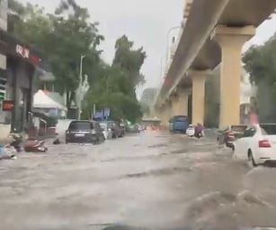 Pune Rain : परतीच्या पावसानं पुण्याला झोडपलं, रस्त्यांना नद्यांचं स्वरुप, वाहतुकीवर परिणाम