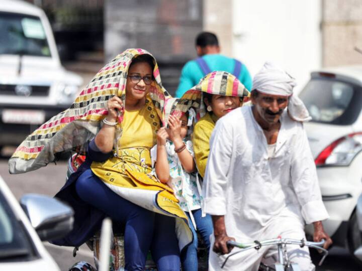 UP Weather Today: यूपी से मानसून हुआ विदा, मौसम होने लगा नरम, दिन में निकलेगी तेज धूप UP Weather Updates Monsoon Returned From Entire UP Weather Will Dry Today UP Weather Today: यूपी से मानसून हुआ विदा, मौसम होने लगा नरम, दिन में निकलेगी तेज धूप