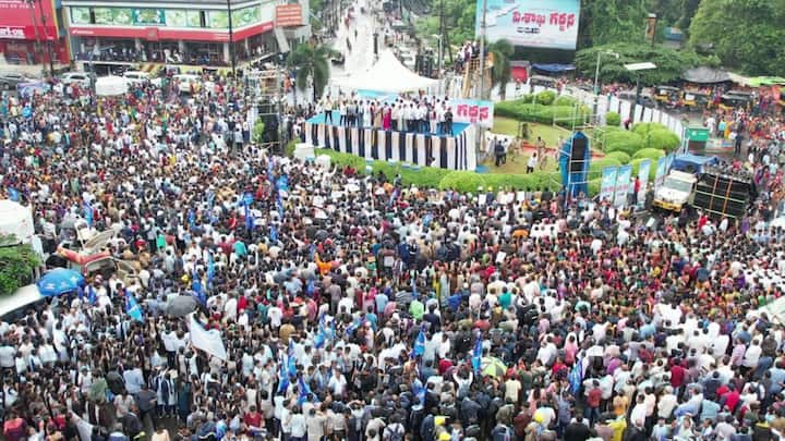 వికేంద్రీకరణకు మద్దతుగా చేపట్టిన ఈ ర్యాలీలో మంత్రులు ధర్మాన ప్రసాదరావు, రోజా, అమర్నాథ్, బొత్స సత్యనారాయణ, కొట్టు సత్యనారాయణ సహా చాలా మంది వైఎస్ఆర్సీపీ లీడర్లు పాల్గొన్నారు.