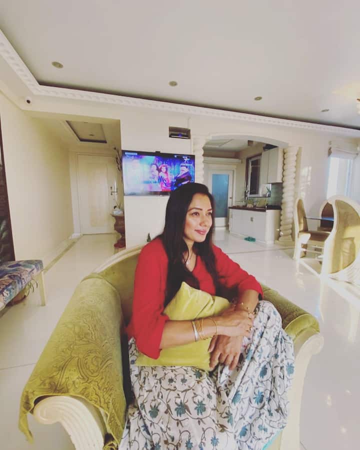 लिविंग रूम से जुड़ा एक ओपन किचन है, जिसे भी व्हाइट टेक्स्चर में रखा गया है. उनका किचन क्लासी वाइब्स देता है.