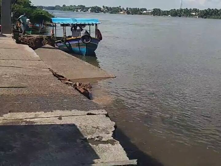 salem: Cauvery flood led to the collapse of the Phoolampatti boathouse TNN சேலம்: காவிரியில் வெள்ளப்பெருக்கு; பூலாம்பட்டி படகுத்துறை இடிந்து விழுந்தது