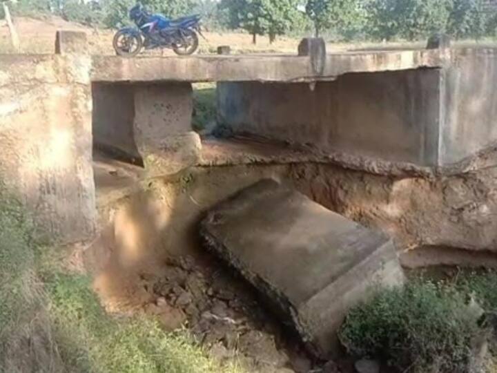 Singrauli Uttar Pradesh Villagers forced to travel through broken bridge risking their lives ANN Singrauli News: जर्जर पुलिया से आने-जाने को मजबूर गांव वाले, दो साल से लगा रहे बनाने की लगा रहे गुहार