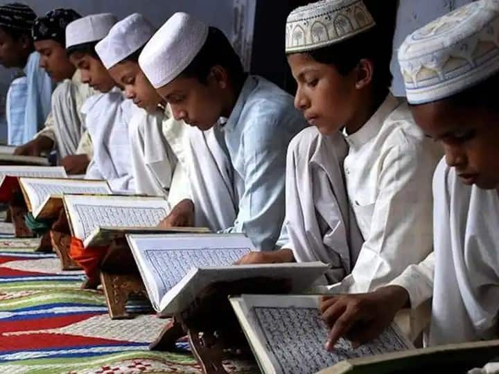 UP News mau administration completed madrasa survey 26 found non registered ann Madrasa Survey: मऊ में भी पूरा हुआ मदरसा सर्वे, गैर-मान्यता प्राप्त संस्थानों के खिलाफ एक्शन की तैयारी