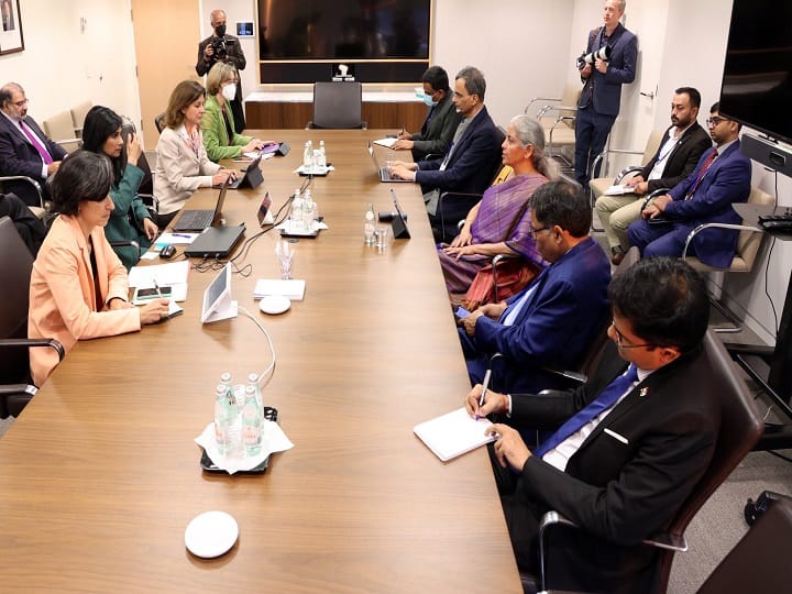 IMF and World Bank Meeting: IMF और World Bank की मीटिंग के अलावा वित्त मंत्री ने IMF की मुख्य अर्थशास्त्री गीता गोपीनाथ से भी मुलाकात की. दोनों ने कई वैश्विक मुद्दों पर बातचीत की.