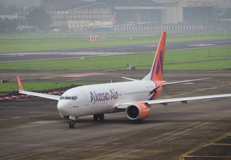 Akasa Air: ਫਲਾਈਟ ਦੇ ਕੈਬਿਨ 'ਚੋਂ ਆਉਣ ਲੱਗੀ ਸੜਨ ਦੀ ਬਦਬੂ, ਮੁੰਬਈ ਪਰਤਿਆ ਅਕਾਸਾ ਏਅਰਲਾਈਨਜ਼ ਦਾ ਜਹਾਜ਼ smell of burning started coming from the cabin in the middle of the flight, Akasa Airlines plane returned to Mumbai Akasa Air: ਫਲਾਈਟ ਦੇ ਕੈਬਿਨ 'ਚੋਂ ਆਉਣ ਲੱਗੀ ਸੜਨ ਦੀ ਬਦਬੂ, ਮੁੰਬਈ ਪਰਤਿਆ ਅਕਾਸਾ ਏਅਰਲਾਈਨਜ਼ ਦਾ ਜਹਾਜ਼