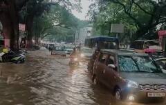 Photo : परतीच्या पावसानं पुण्याला झोडपलं, रस्त्यांना नद्यांचं स्वरुप