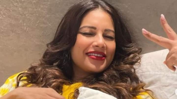 সঙ্গে মানানসই সাজ। অভিনেত্রীকে যে প্রত্যেকটিতেই দুরন্ত লাগছে, তা সোশ্যাল মিডিয়ায় চোখ রাখলেই বোঝা যায়।