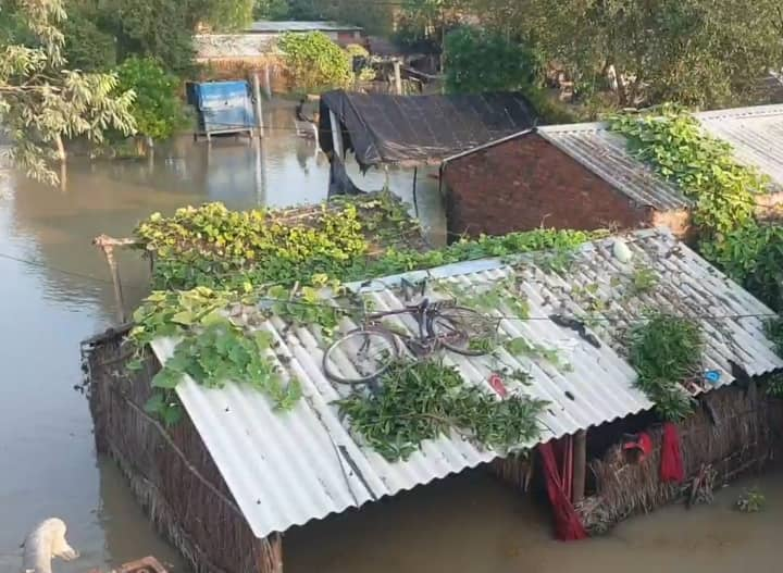 Gonda up  gonda 150 villages facing flood, people forced to live on roofs ann Gonda News: गोंडा में बाढ़ की चपेट में 150 गांव, घरों की छतों पर आसरा लेने को मजबूर हुए लोग