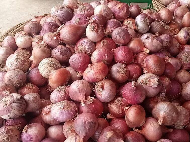 karur: onion price hiked 5 times in aravakurichi அரவக்குறிச்சியில் வெங்காயம் விலை கிடு கிடு உயர்வு - பொதுமக்கள் அவதி