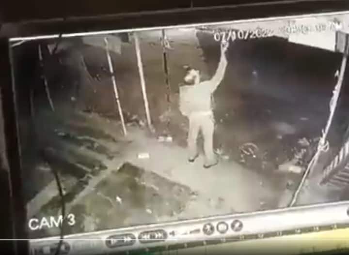up news prayagraj Bulb thief inspector suspended, action after CCTV footage went viral Prayagraj News: प्रयागराज में बल्ब चोरी करने वाला दारोगा सस्पेंड, सीसीटीवी फुटेज वायरल होने के बाद कार्रवाई