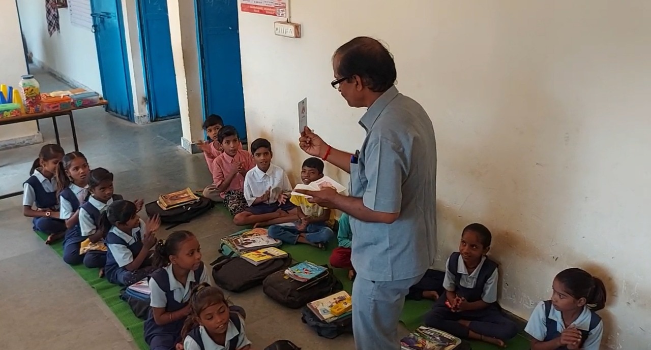 Jabalpur News: पूरे गांव को स्कूल बना देने वाले टीचर की कहानी जानकर आप भी करेंगे सैल्यूट, हर तरफ हो रही तारीफ