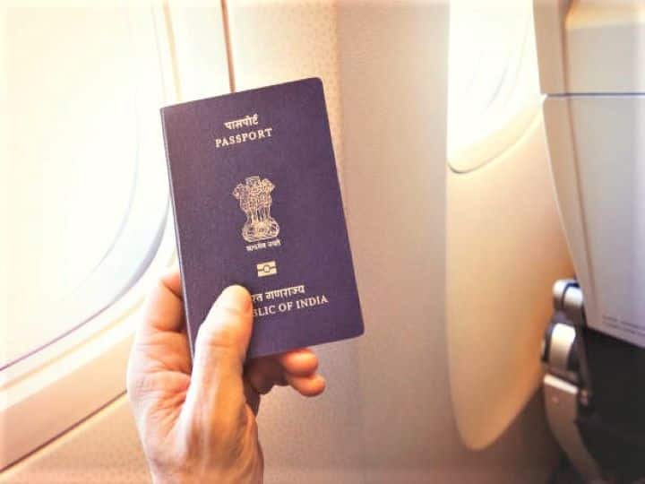 नीला रंग के पासपोर्ट में शख्स का नाम होता है. उसकी बर्थडेट, बर्थप्लेस का जिक्र होता है. साथ ही उसकी फोटो, सिग्नेचर और उससे जुड़ी कुछ और जानकारियां मौजूद होती हैं. पासपोर्ट को एक शख्स की पहचान के सबसे पुख्ता दस्तावेज के तौर पर देखा जाता है. जब एक शख्स को पासपोर्ट जारी कर दिया जाता है तो वो शख्स उस पर दूसरे देश का वीजा लगवाकर यात्रा कर सकता है.