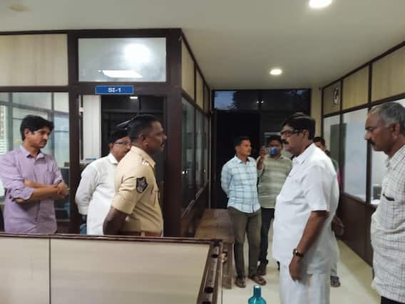 నెల్లూరు పోలీస్ స్టేషన్ వీరంగం ఎపిసోడ్ లో ఎమ్మెల్యే ఆనంకు చుక్కెదురు నెల్లూరు పోలీస్ స్టేషన్ వీరంగం ఎపిసోడ్ లో ఎమ్మెల్యే ఆనంకు చుక్కెదురు