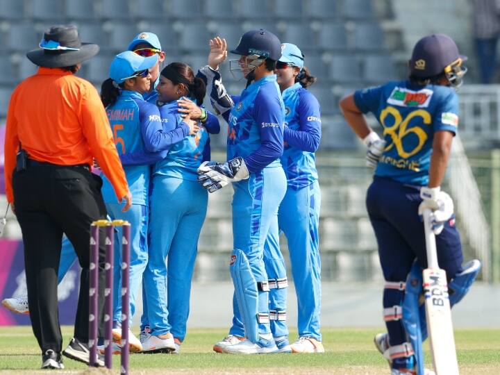India Women vs Sri Lanka Women Final Sri Lanka Made 65 Runs on loss of 9 Wickets Renuka singh INDW vs SLW: श्रीलंका ने भारत को जीत के लिए दिया 66 रनों का लक्ष्य, रेणुका सिंह ने झटके 3 विकेट