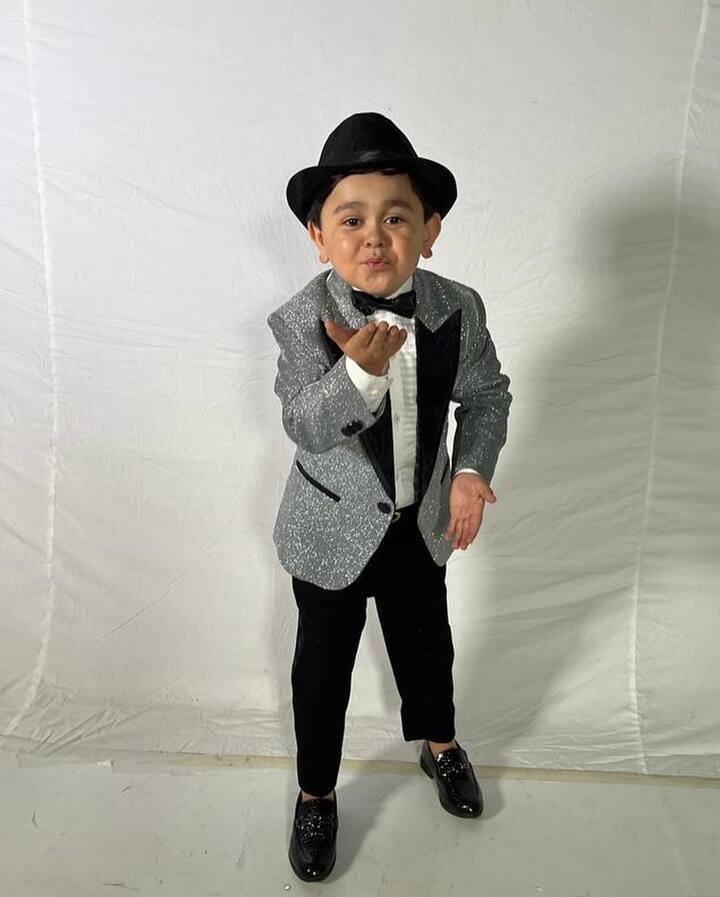 बिग बॉस 16 ची धमाकेदार सुरुवात झाली आहे. या शोमध्ये यावर्षी एक स्पर्धक खूप चर्चेत आहे, हा स्पर्धक दुसरा कोणी नसून अब्दू रोजिक आहे. (फोटो सौजन्य :abdu_rozik/इंस्टाग्राम)