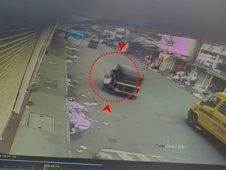 girl was molested by rickshaw driver in Thane CCTV video Thane : मुख्यमंत्र्यांच्या ठाण्यातच महिला असुरक्षित; रिक्षाचालकाकडून मुलीचा विनयभंग, फरफटत नेतानाचा सीसीटीव्ही व्हिडीओ समोर