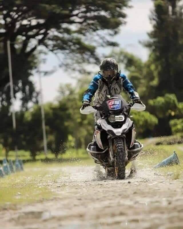 அஜித்தின் பைக் ரேசிங் போட்டோஸ் இன்று வெளியாகி உள்ளது