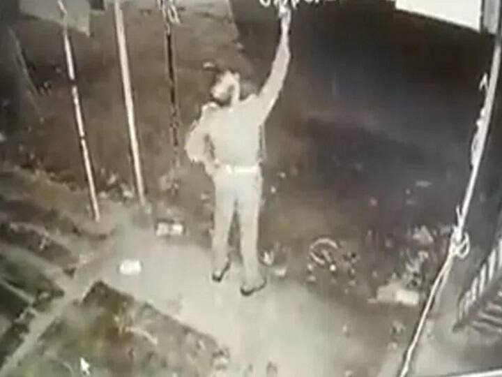 Viral Video Uttar Pradesh Cop Caught On Camera Stealing Light Bulb From Roadside Shop சுற்றும் முற்றும் பார்த்துவிட்டு பல்பை திருடிய போலீஸ்காரர்... வைரலாகும் வீடியோ