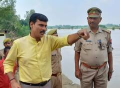 हरदोई में नदी के कटान में बहे 10 घर, पीड़ितों को प्राइमरी स्कूल में दी गई शरण, प्रशासन अलर्ट