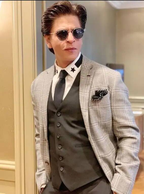 ਸ਼ਾਹਰੁਖ ਖਾਨ- ਬਾਲੀਵੁੱਡ ਦੇ ਬਾਦਸ਼ਾਹ ਸ਼ਾਹਰੁਖ ਖਾਨ ਅੱਜਕੱਲ੍ਹ ਕਿਸੇ ਪਛਾਣ ਦੇ ਮੋਹਤਾਜ ਨਹੀਂ ਹਨ। ਸ਼ਾਹਰੁਖ ਨੇ ਬਾਲੀਵੁੱਡ 'ਚ ਕਈ ਸੁਪਰ-ਡੁਪਰ ਹਿੱਟ ਫਿਲਮਾਂ ਦਿੱਤੀਆਂ ਹਨ। ਸ਼ਾਹਰੁਖ ਖਾਨ ਬਾਲੀਵੁੱਡ ਦੇ ਉਨ੍ਹਾਂ ਕਲਾਕਾਰਾਂ 'ਚੋਂ ਇਕ ਹਨ, ਜਿਨ੍ਹਾਂ ਨੂੰ ਦੁਨੀਆ ਭਰ 'ਚ ਪਸੰਦ ਕੀਤਾ ਜਾਂਦਾ ਹੈ। ਆਪਣੇ ਸੁਭਾਅ ਅਤੇ ਡਾਊਨ ਟੂ ਅਰਥ ਸ਼ਖਸੀਅਤ ਲਈ ਮਸ਼ਹੂਰ, ਸ਼ਾਹਰੁਖ ਬੀ-ਟਾਊਨ ਦੇ ਸਭ ਤੋਂ ਉਦਾਰ ਅਦਾਕਾਰਾਂ ਵਿੱਚੋਂ ਇੱਕ ਹੈ। ਖਬਰਾਂ ਮੁਤਾਬਕ ਪਠਾਨ ਅਭਿਨੇਤਾ ਸੋਸ਼ਲ ਮੀਡੀਆ 'ਤੇ ਹਰ ਪ੍ਰਮੋਸ਼ਨਲ ਪੋਸਟ ਲਈ 80 ਲੱਖ ਤੋਂ 1 ਕਰੋੜ ਰੁਪਏ ਚਾਰਜ ਕਰਦੇ ਹਨ।