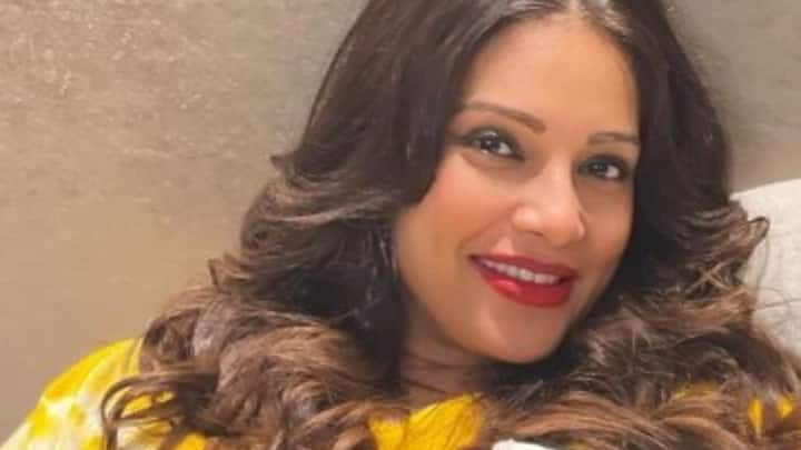 কিছু দিন আগে নিজের সাধের ছবি দিয়েছিলেন বঙ্গতনয়া। সেখানে ম্যাজেন্টা রঙের শাড়িতে অনন্য লেগেছিল বিপাশাকে। সাধটি হয়েছিলও মূলত বাঙালি নিয়মনীতি মেনে।