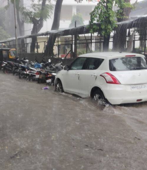पुण्यात पावसामुळ वाहतुकीवर परिणाम