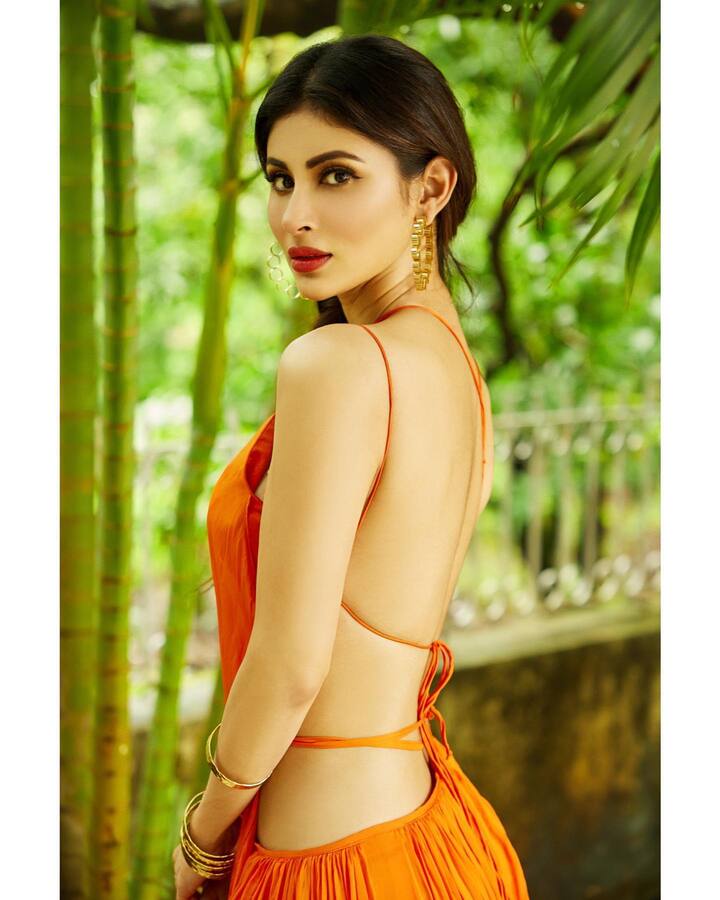 ਸੰਤਰੀ ਰੰਗ ਦੀ ਡਰੈਸ ਵਿੱਚ ਕਿਆ ਲੱਗ ਰਹੀ ਹੈ Mouni Roy