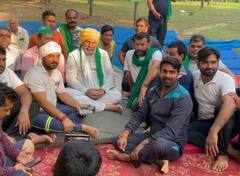 ग्रेटर नोएडा में किसानों के विरोध प्रदर्शन में शामिल हुए राकेश टिकैत, मुआवजे को लेकर रखी मांग