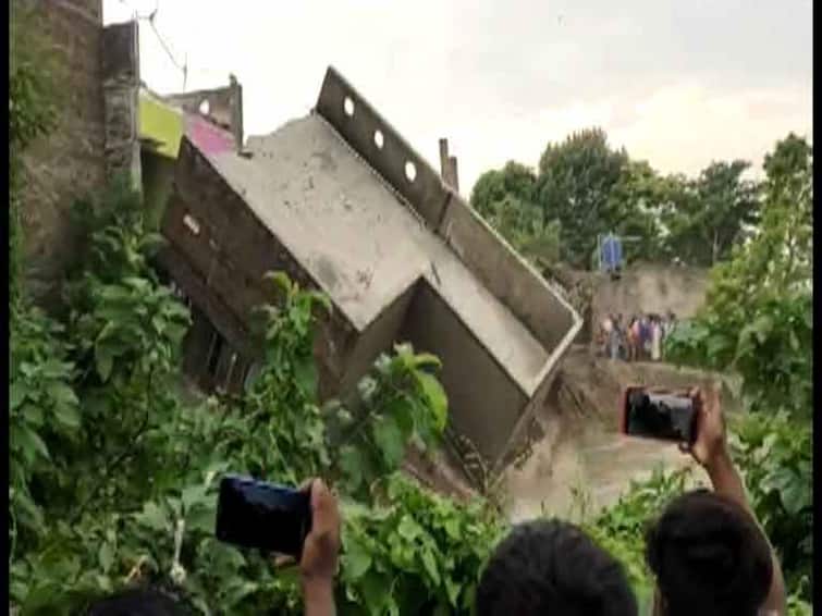 Murshidabad News Again a house has been submerged due to erosion in ganges at Samserganj Murshidabad News: ফের গঙ্গা ভাঙ্গনের গ্রাসে সামশেরগঞ্জ, গঙ্গায় তলিয়ে গেল দোতলা বাড়ি