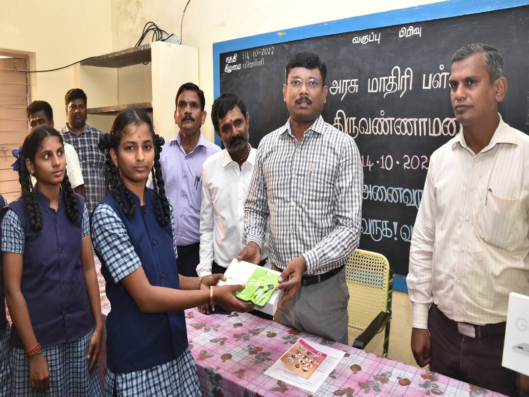 இணைய வழி வகுப்பு பயன்பாட்டுக்காக மாணவர்களுக்கு கையடக்க கணினி - கலெக்டர் வழங்கினார்