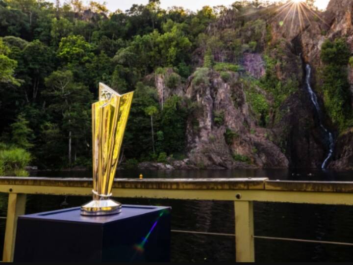 ICC T20 World Cup Trophy arrives in Melbourne Here see the first view of T20 World Cup Trophy & Full Details T20 WC 2022 Trophy: मेलबर्न पहुंची 2022 टी20 विश्व कप की ट्रॉफी, फैंस ने किया जोरदार स्वागत, देखें पहली झलक