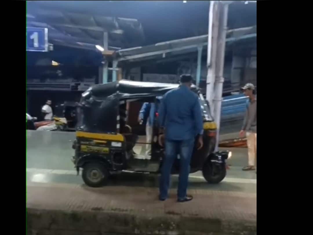 Video viral: ரயில்வே ஸ்டேசன்ல ரயில்தான் ஓடனுமா என்ன? அநியாயம் செய்யும் ஆட்டோ ஓட்டுநர்..! வைரல் வீடியோ Video viral: Auto driver takes his 3-wheeler right on to a Mumbai platform Video viral: ரயில்வே ஸ்டேசன்ல ரயில்தான் ஓடனுமா என்ன? அநியாயம் செய்யும் ஆட்டோ ஓட்டுநர்..! வைரல் வீடியோ