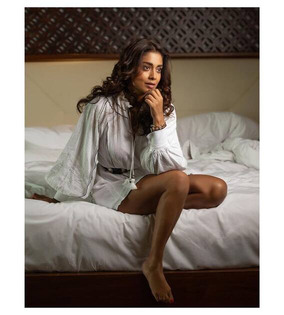 शॉर्ट ड्रेसमध्ये श्रियाचा हॉट अंदाज