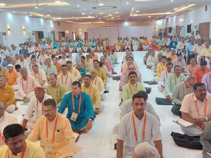 Prayagraj News RSS meeting started after paying tribute to Mulayam Singh Yadav and Shankaracharya Swaroopanand ANN Prayagraj: मुलायम सिंह और शंकराचार्य स्वरूपानंद को श्रद्धांजलि देने के बाद शुरू हुई RSS की बैठक, इन मुद्दों पर हुई चर्चा