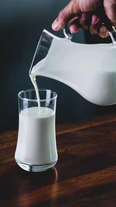 Health Tips : मधुमेही रूग्णांनी दूध पिताना या 3 गोष्टींचे सेवन करावे